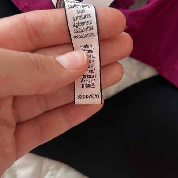 Victoria’s Secret Wireless Bras 32DD - Picture 4 of 5